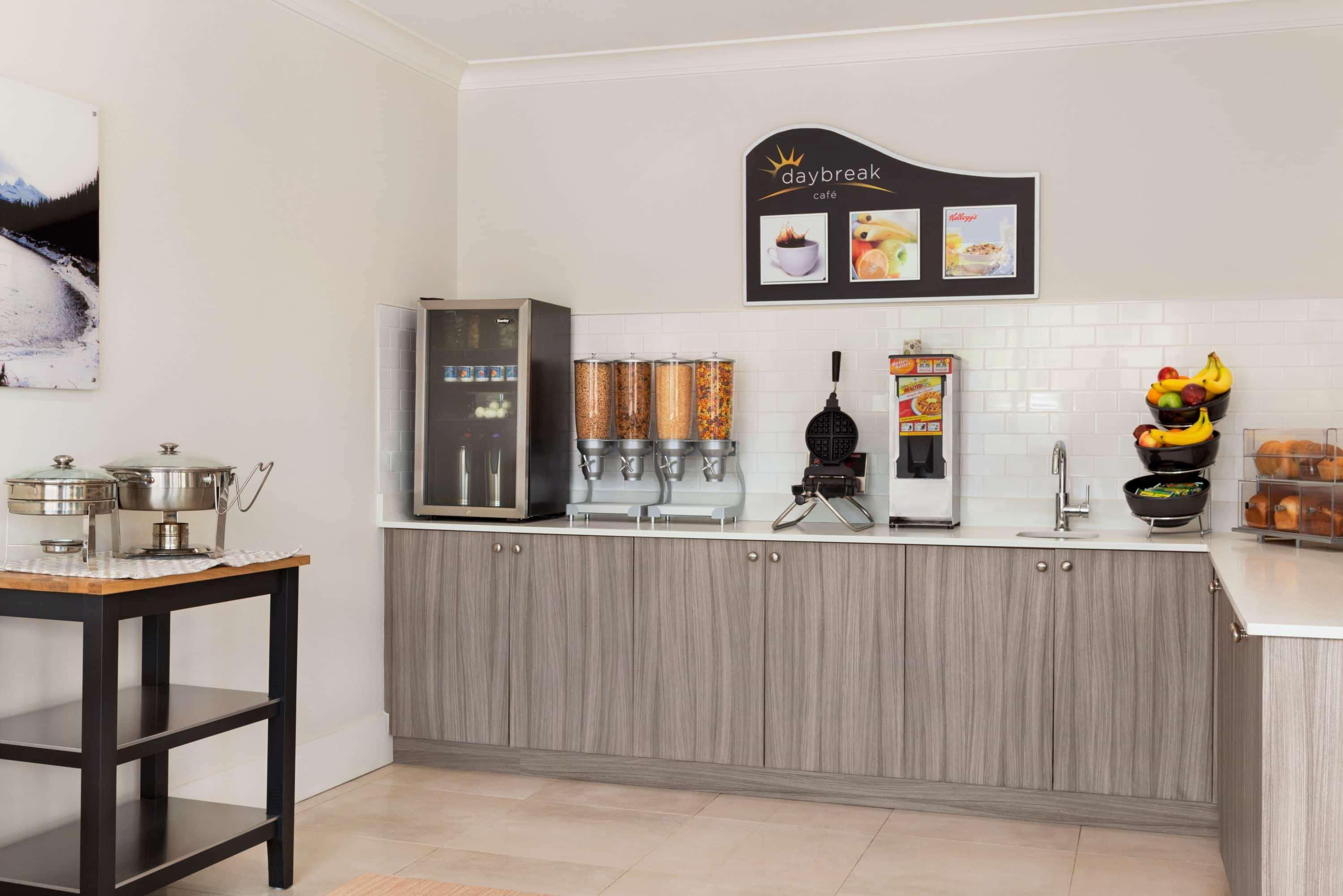 Days Inn By Wyndham 100 Mile House Ngoại thất bức ảnh