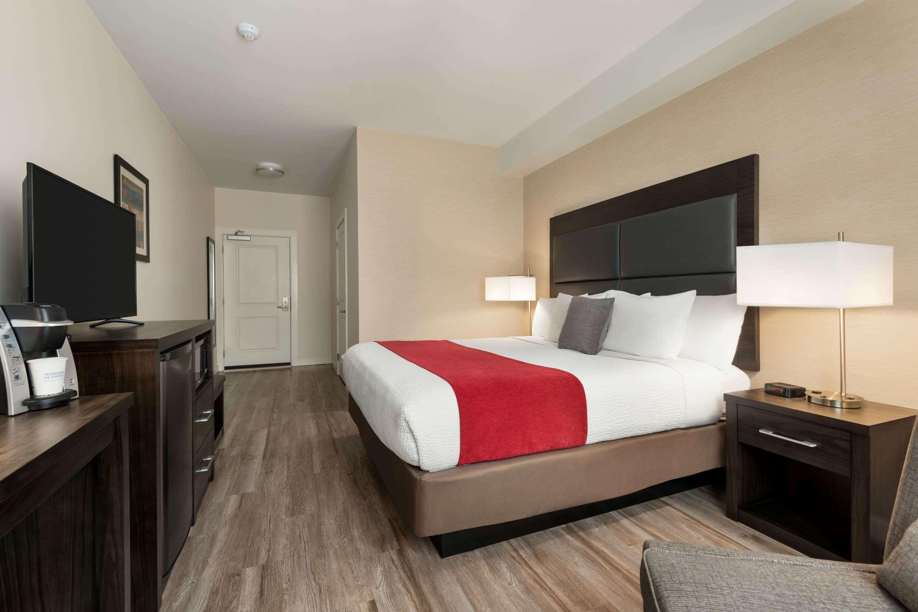 Days Inn By Wyndham 100 Mile House Ngoại thất bức ảnh