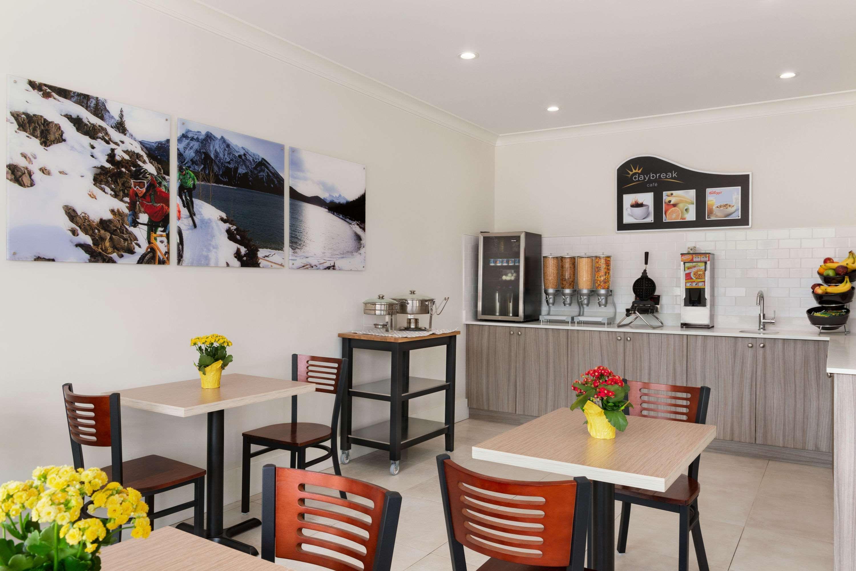 Days Inn By Wyndham 100 Mile House Ngoại thất bức ảnh
