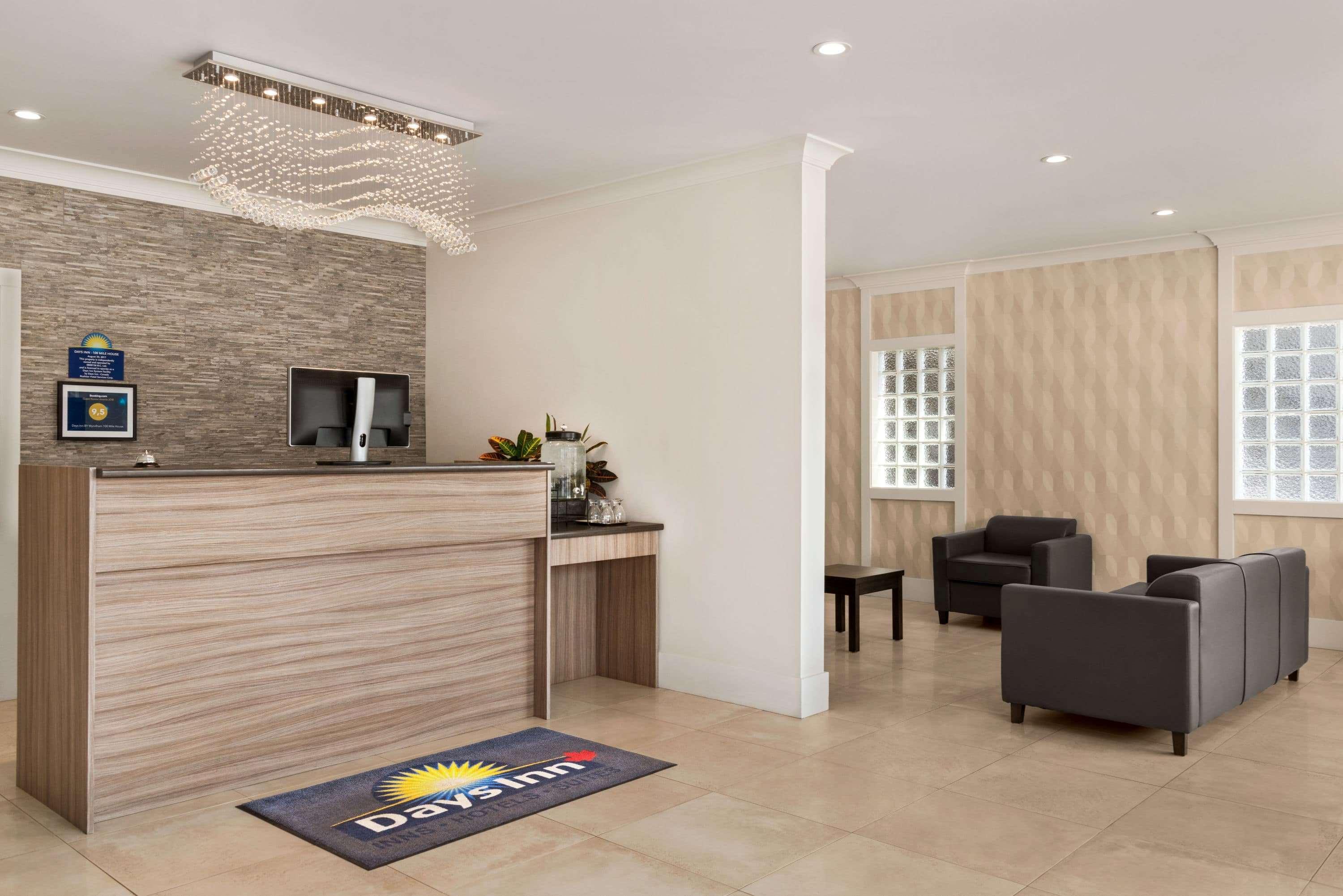Days Inn By Wyndham 100 Mile House Ngoại thất bức ảnh