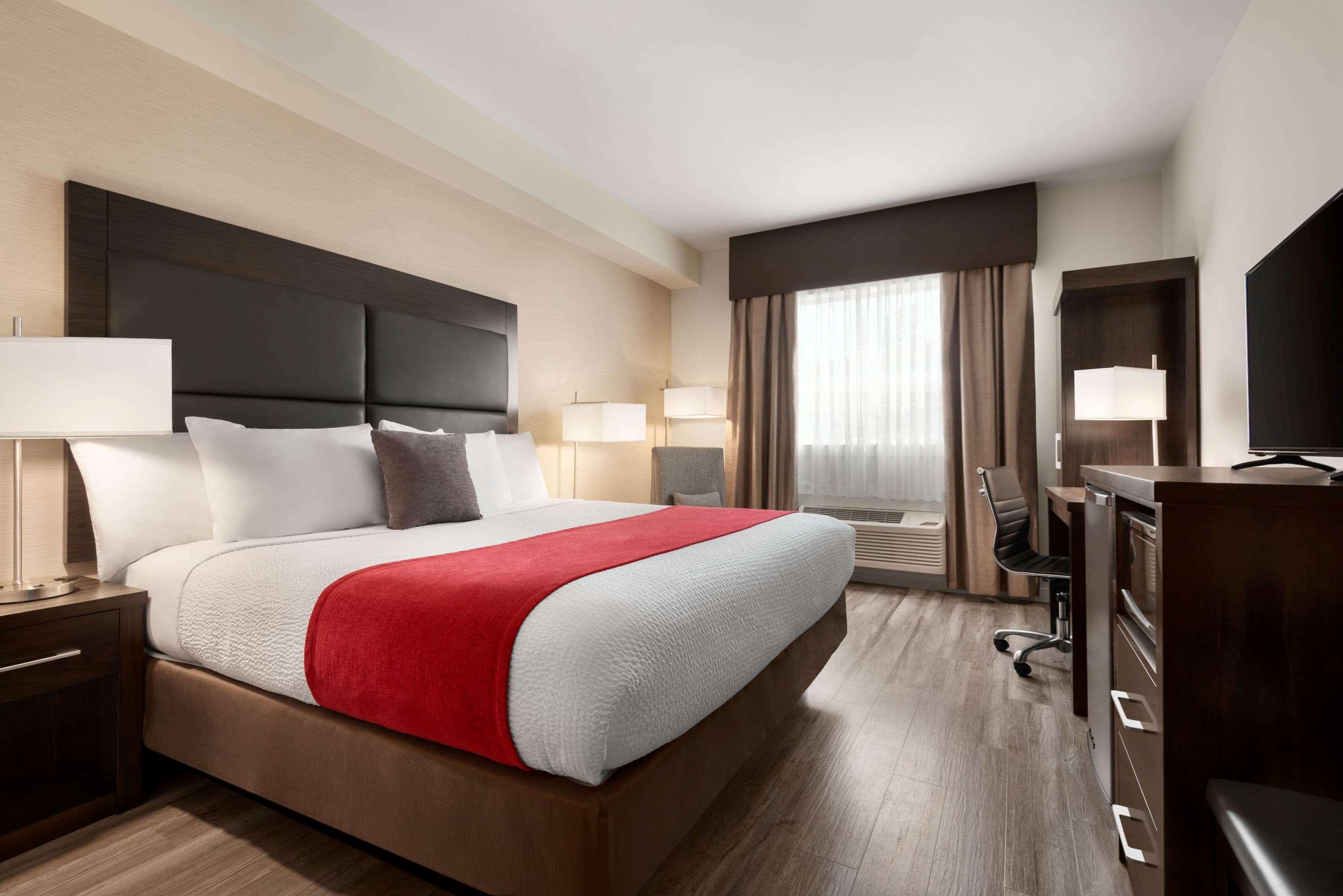 Days Inn By Wyndham 100 Mile House Ngoại thất bức ảnh